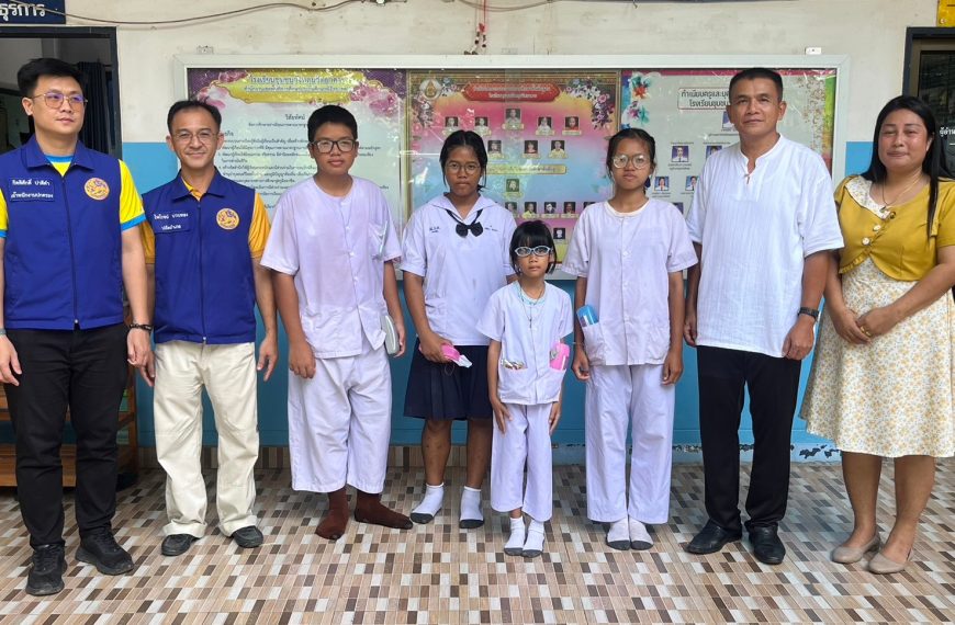 มูลนิธิสงเคราะห์เด็กสภากาชาดไทยมอบแว่นตาให้กับนักเรียนที่มีปัญหาด้านสายตา