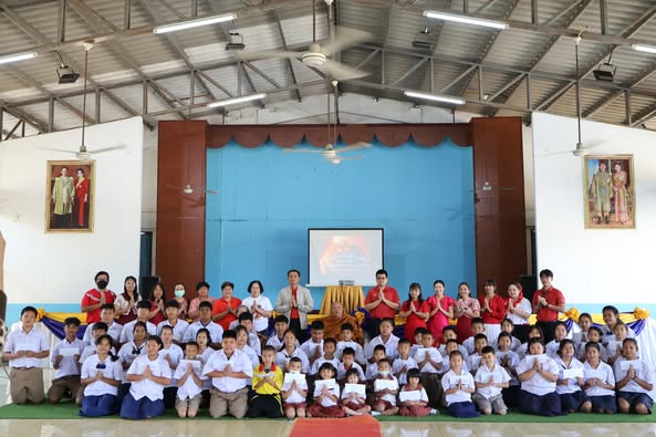พระครูสังฆรักษ์เพิ่มศักดิ์ พลปุณฺโณ เจ้าอาวาสวัดน้ำโจนเหนือ มอบทุนการศึกษาให้กับนักเรียน