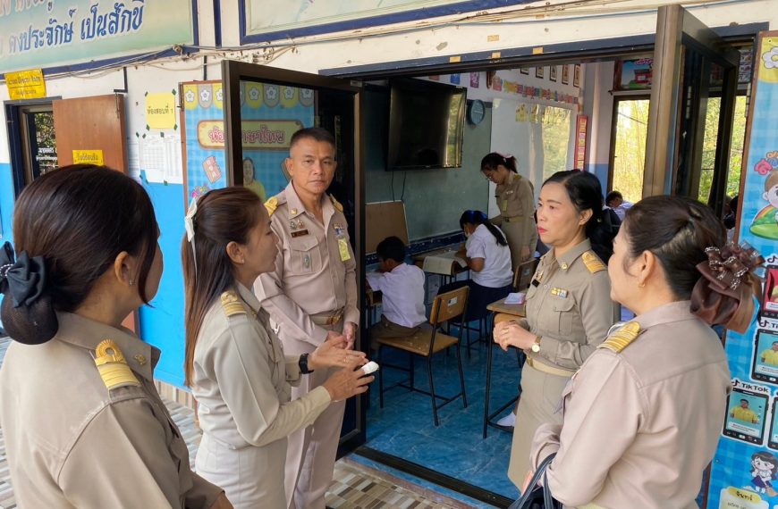 รอง ผอ.สพป.พิจิตร เขต 2 พร้อมคณะ ที่ได้เดินทางมาตรวจเยี่ยมสนามสอบ การทดสอบการศึกษาระดับชาติขั้นพื้นฐ…