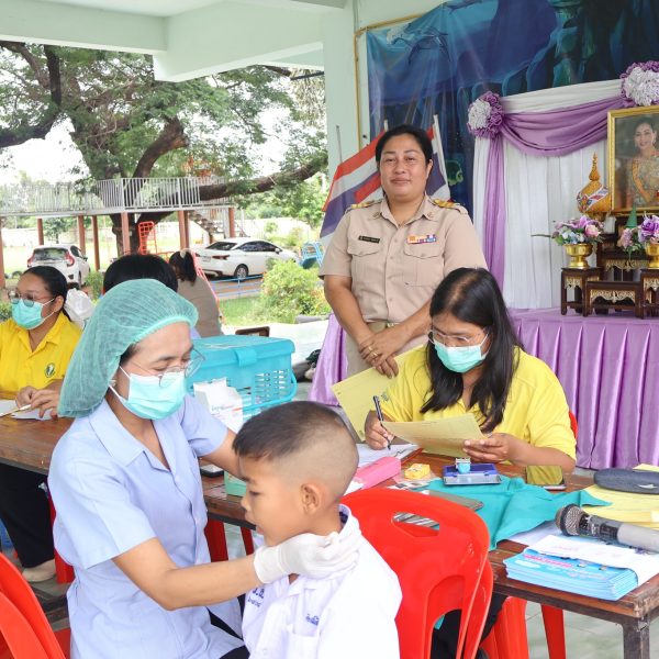 โรงพยาบาลส่งเสริมสุขภาพตำบลวังหลุมเข้ามาตรวจสุขภาพนักเรียน ชั้นอนุบาลถึงชั้นมัธยมศึกษาตอนต้น