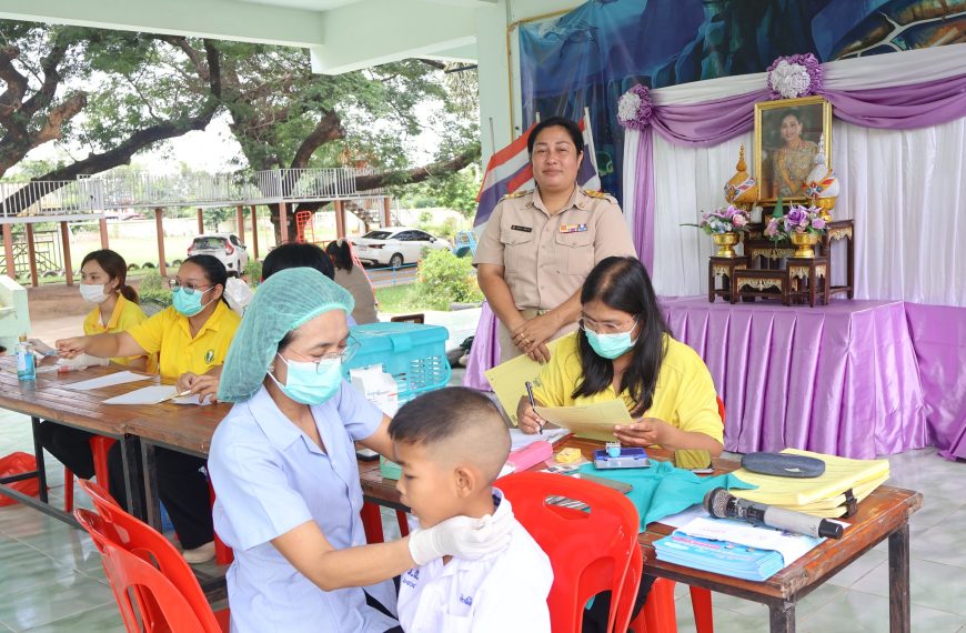 โรงพยาบาลส่งเสริมสุขภาพตำบลวังหลุมเข้ามาตรวจสุขภาพนักเรียน ชั้นอนุบาลถึงชั้นมัธยมศึกษาตอนต้น