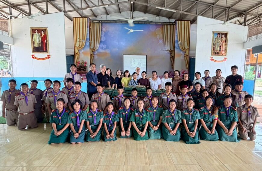 คณะคุณอรทัย ลูกศิษย์หลวงปู่โง่น โสรโย ที่ได้เมตตานำอาหารกลางวันมาเลี้ยงแก่นักเรียน